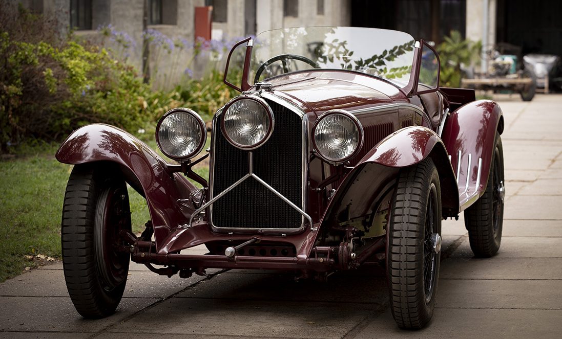 Alfa Romeo 8C in Dunkelrot, frontal, mit Scudetto-Kühler