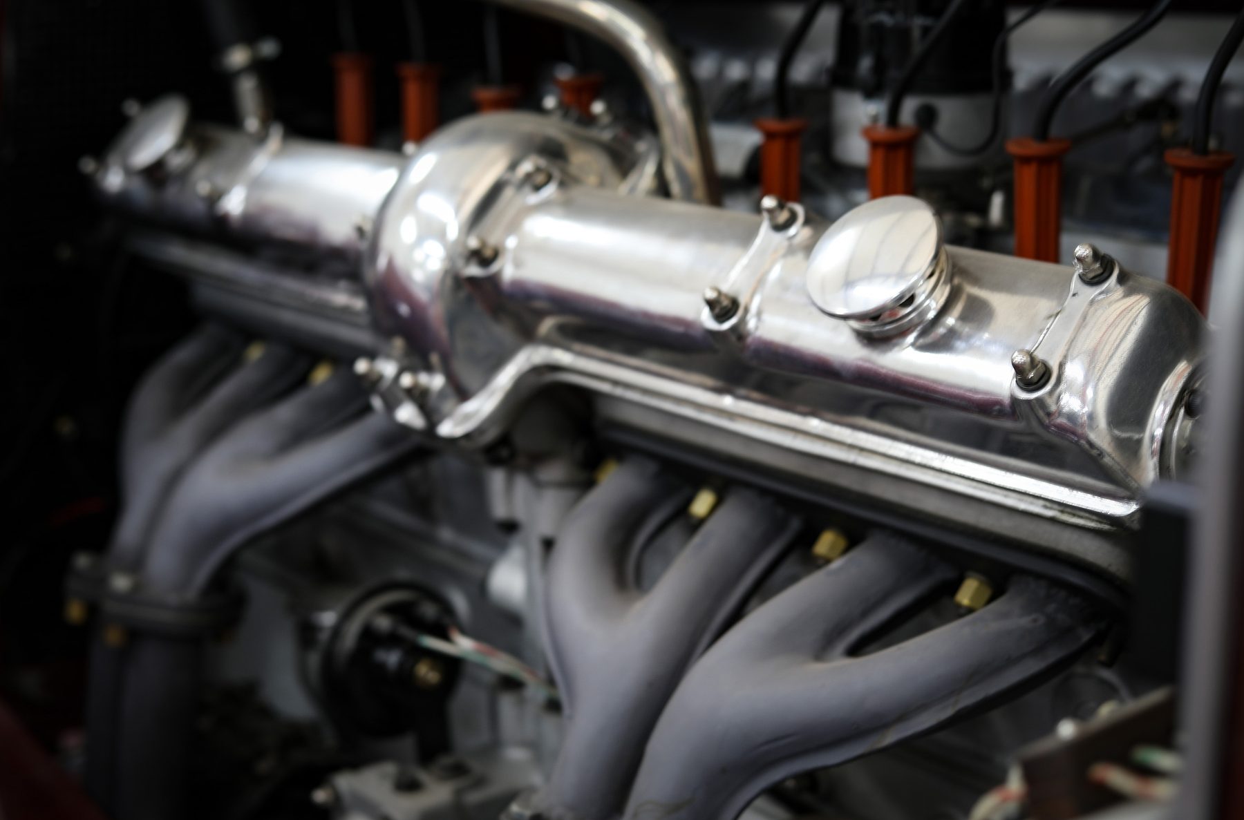 Achtzylinder des Alfa Romeo 8C, Krümmer und Nockenwellendeckel