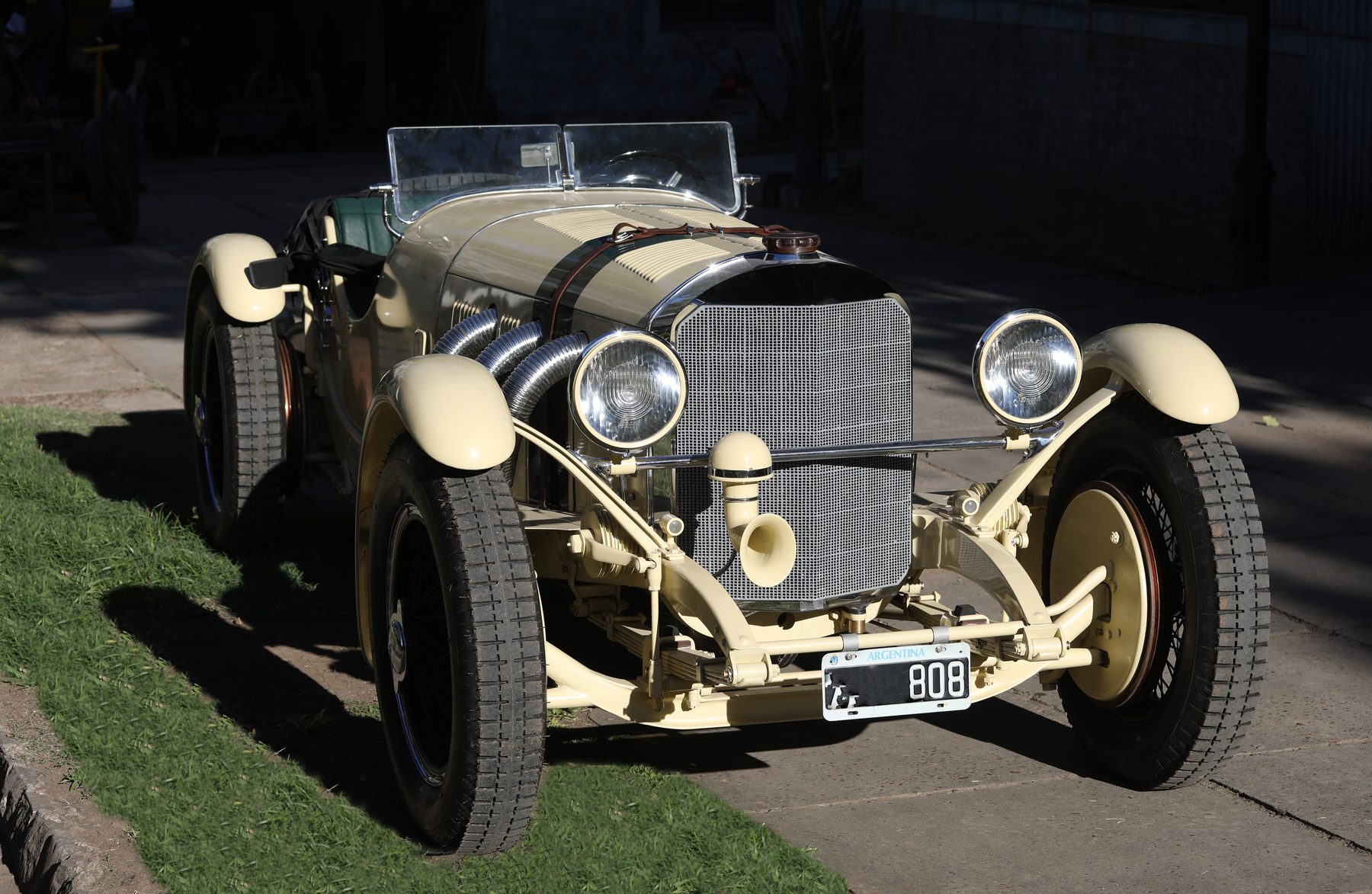 Mercedes-Benz SSK in Elfenbein, Dreiviertelansicht von vorn, argentinisches Kennzeichen