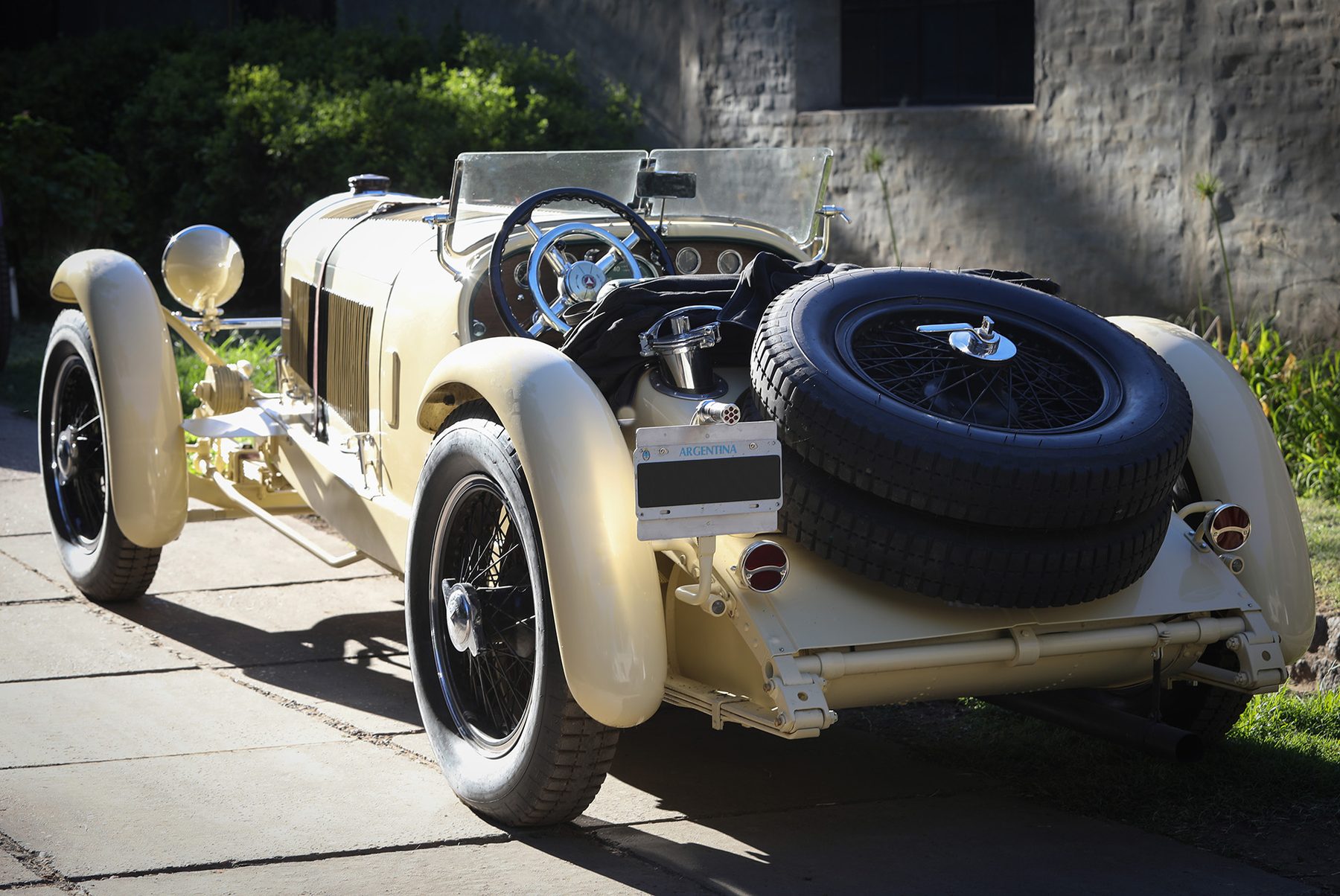 Mercedes-Benz SSK von hinten mit Reserverad und Cockpit