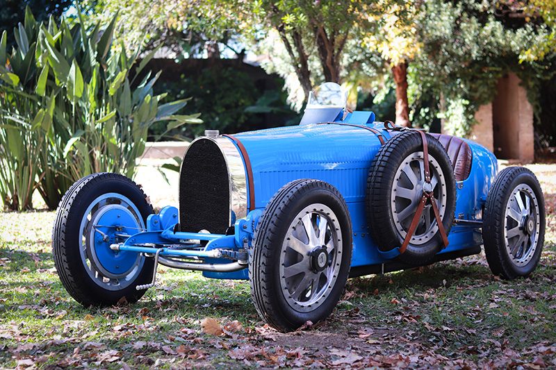 Bugatti Type 35 in Blau im Grünen, Dreiviertelansicht von vorn