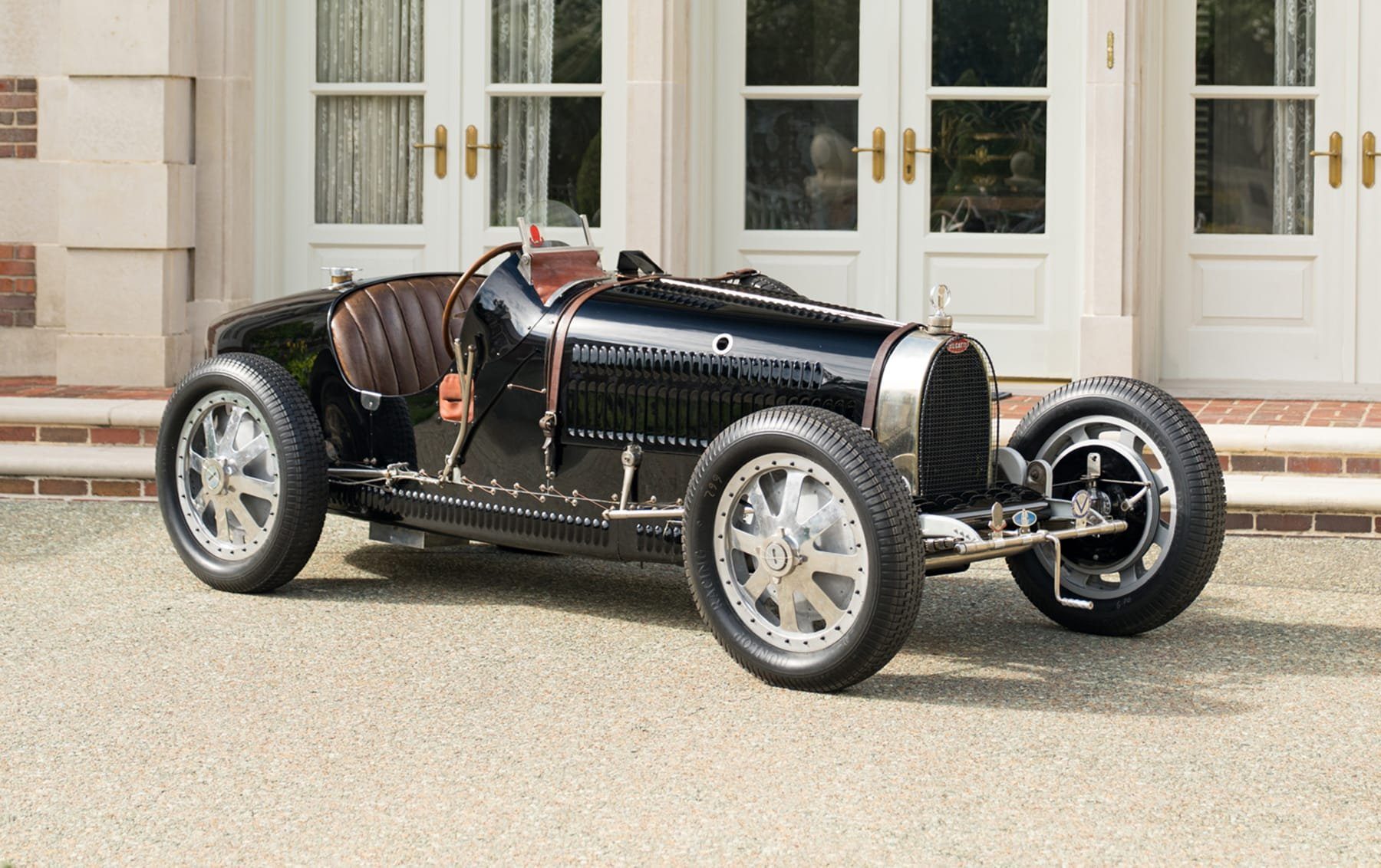 Bugatti Type 35 in Schwarz vor einer Auffahrt